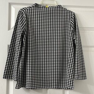 🖤🤍 B&W Houndstooth top with yellow back zipper.